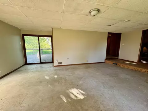 Living - 916 Victory Rd, Springfield, OH 45504 photo 3 of 4