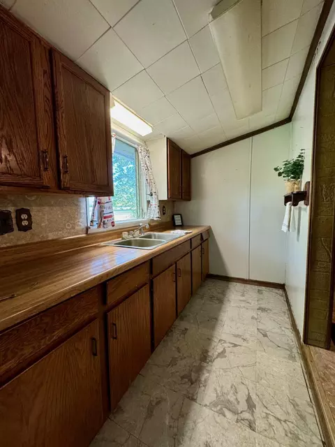 Kitchen - 916 Victory Rd, Springfield, OH 45504 photo 2 of 2