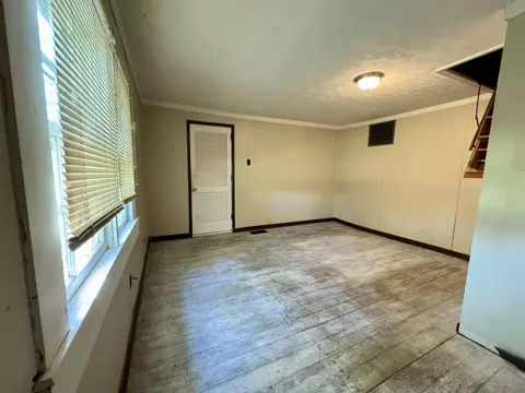 Living - 916 Victory Rd, Springfield, OH 45504 photo 4 of 4