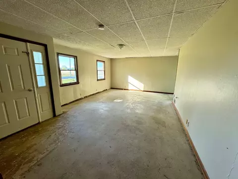 Living - 916 Victory Rd, Springfield, OH 45504 photo 1 of 4