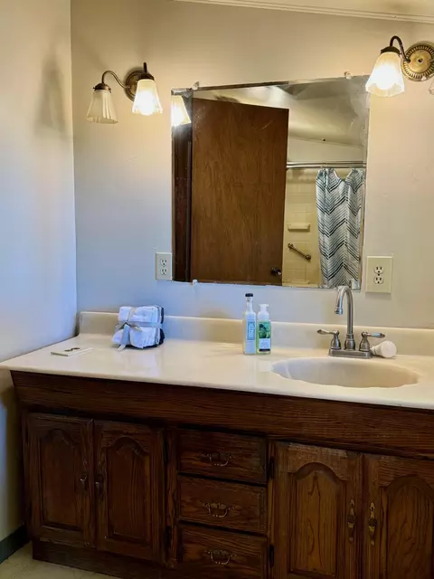 Bath - 916 Victory Rd, Springfield, OH 45504 photo 1 of 2