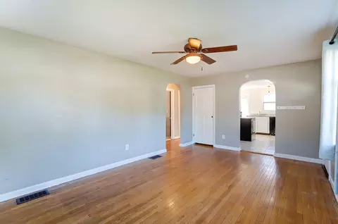 Living - 724 Patrick Rd, Springfield, OH 45503 photo 3 of 4
