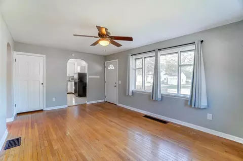 Living - 724 Patrick Rd, Springfield, OH 45503 photo 2 of 4