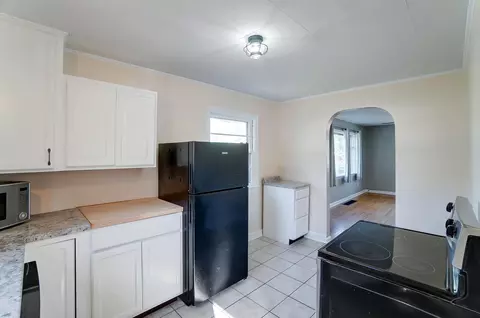 Kitchen - 724 Patrick Rd, Springfield, OH 45503 photo 4 of 4