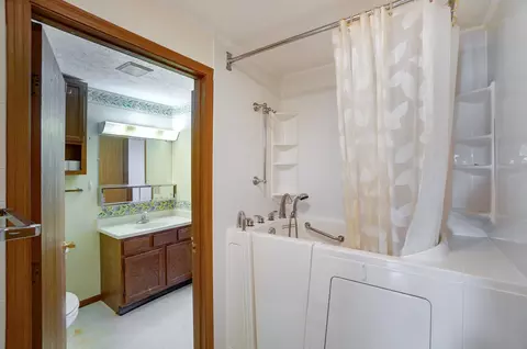 Bath - 1650 Sierra Ave, Springfield, OH 45503 photo 2 of 3