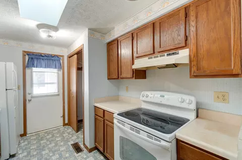 Kitchen - 1650 Sierra Ave, Springfield, OH 45503 photo 3 of 5