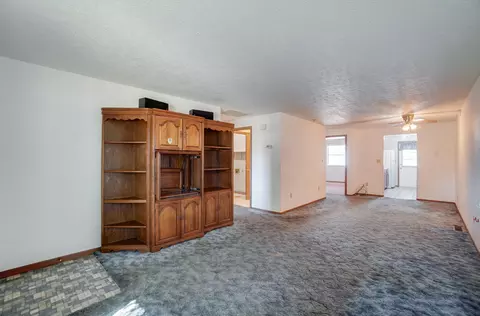 Living - 1650 Sierra Ave, Springfield, OH 45503 photo 2 of 4