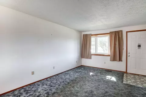 Living - 1650 Sierra Ave, Springfield, OH 45503 photo 1 of 4