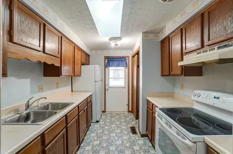 Kitchen - 1650 Sierra Ave, Springfield, OH 45503 photo 1 of 5