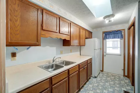 Kitchen - 1650 Sierra Ave, Springfield, OH 45503 photo 2 of 5