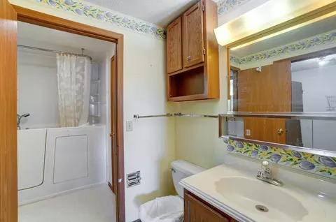 Bath - 1650 Sierra Ave, Springfield, OH 45503 photo 3 of 3