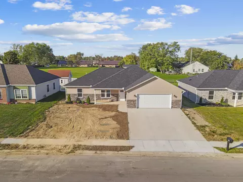 1308 Arrowhead Dr, Piqua, OH 45356