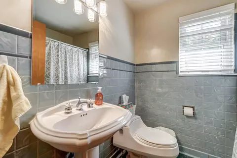 Bath - 2831 Hillside Ave, Springfield, OH 45503 photo 1 of 2