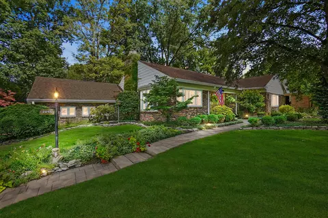 2055 Oak Knoll Dr, Springfield, OH 45504