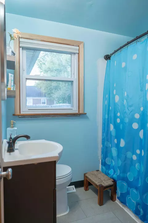 Bath - 1033 Talisman Cir, Springfield, OH 45503 photo 1 of 2