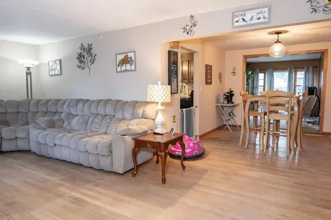 Living - 1033 Talisman Cir, Springfield, OH 45503 photo 2 of 3