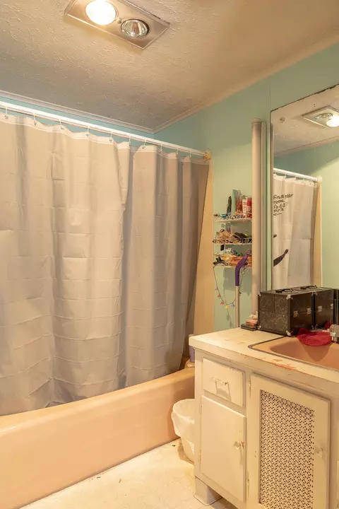 Bath - 1033 Talisman Cir, Springfield, OH 45503 photo 2 of 2