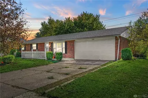 228 Southerly Hills Dr, Englewood, OH 45322