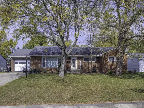806 W Vine St, Wapakoneta, OH 45895