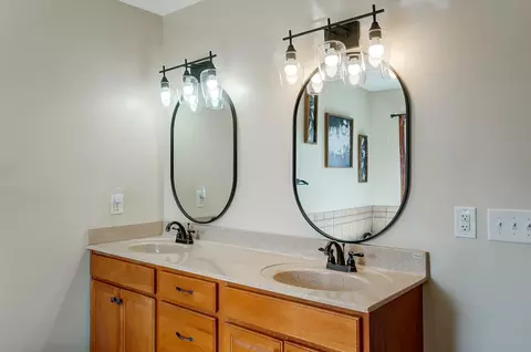 Bath - 3931 Pinewood Ave, Springfield, OH 45502 photo 3 of 7