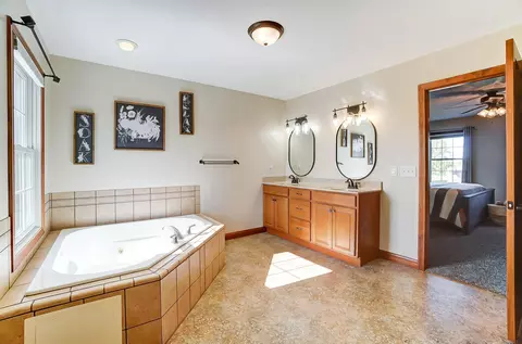 Bath - 3931 Pinewood Ave, Springfield, OH 45502 photo 2 of 7