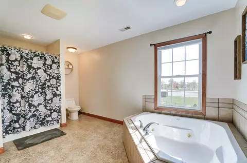 Bath - 3931 Pinewood Ave, Springfield, OH 45502 photo 5 of 7