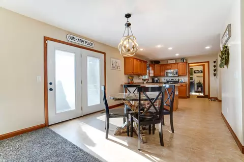 Entry Way - 3931 Pinewood Ave, Springfield, OH 45502 photo 3 of 5