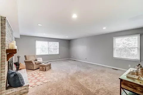 Living - 606 Westchester Park Dr, Springfield, OH 45504 photo 6 of 9