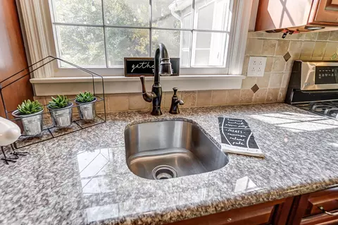 Kitchen - 606 Westchester Park Dr, Springfield, OH 45504 photo 6 of 8