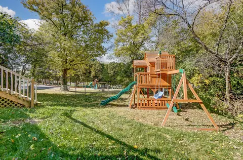 Exterior - 606 Westchester Park Dr, Springfield, OH 45504 photo 15 of 22
