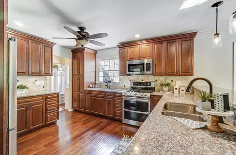 Kitchen - 606 Westchester Park Dr, Springfield, OH 45504 photo 2 of 8