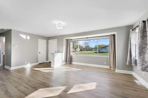 Living - 2532 Dowden Ln, Dayton, OH 45420 photo 2 of 5