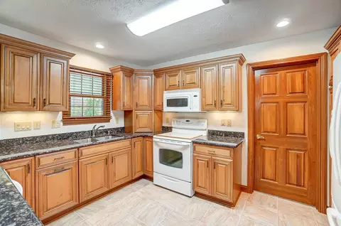 1874 Willow Lakes Dr, Springfield, OH 45502 photo 12