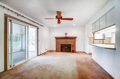 Living - 6484 Manete St, Springfield, OH 45502 photo 4 of 7