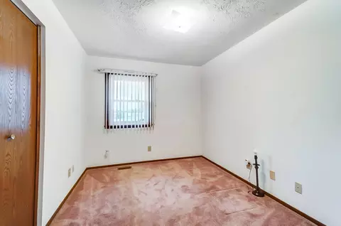 Bedroom - 6484 Manete St, Springfield, OH 45502 photo 8 of 9