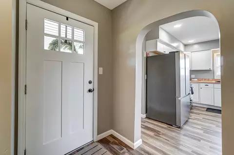 Entry Way - 4040 Upper Valley Pike, Springfield, OH 45502 photo 2 of 5