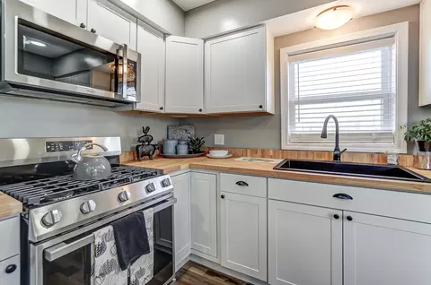 Kitchen - 4040 Upper Valley Pike, Springfield, OH 45502 photo 5 of 5