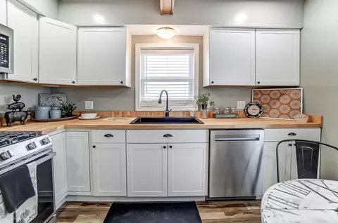 Kitchen - 4040 Upper Valley Pike, Springfield, OH 45502 photo 3 of 5