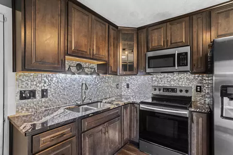 Kitchen - 1817 Villa Rd, Springfield, OH 45503 photo 2 of 4
