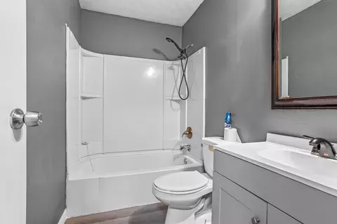 Bath - 1817 Villa Rd, Springfield, OH 45503 photo 2 of 3