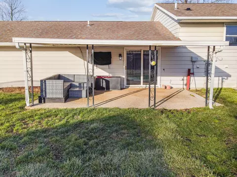 Exterior - 1817 Villa Rd, Springfield, OH 45503 photo 3 of 4
