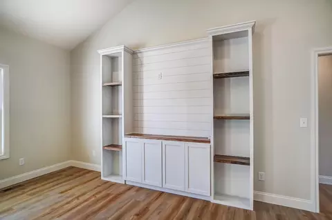 Living - 5408 N Hampton Rd, Springfield, OH 45502 photo 3 of 6
