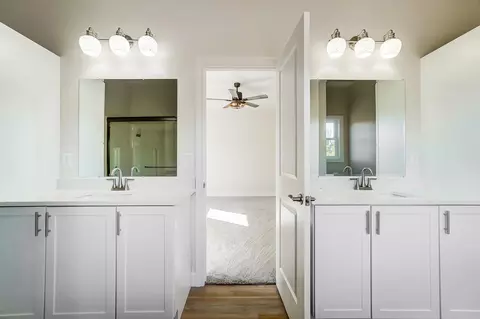 Bath - 5408 N Hampton Rd, Springfield, OH 45502 photo 1 of 8