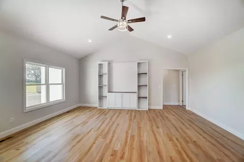 Living - 5408 N Hampton Rd, Springfield, OH 45502 photo 2 of 6