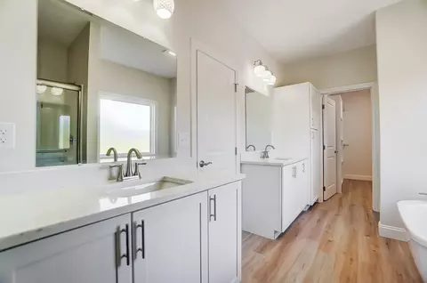 Bath - 5408 N Hampton Rd, Springfield, OH 45502 photo 5 of 8