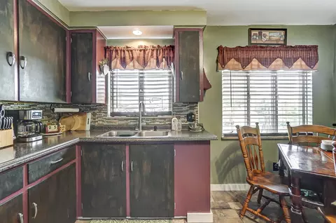 Kitchen - 2112 Miracle Mile, Springfield, OH 45503 photo 3 of 7