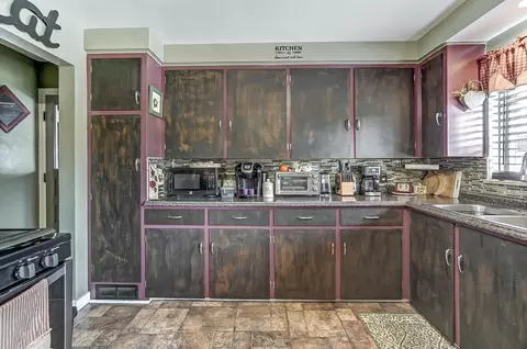 Kitchen - 2112 Miracle Mile, Springfield, OH 45503 photo 2 of 7
