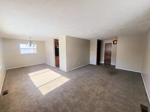 Living - 530 Catherine St, Springfield, OH 45505 photo 3 of 4