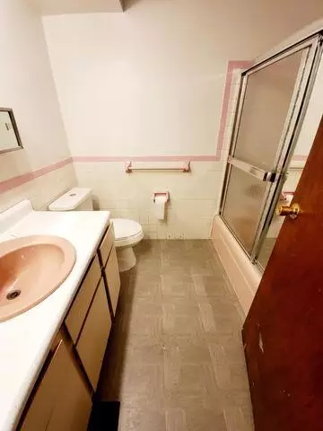 Bath - 530 Catherine St, Springfield, OH 45505 photo 3 of 3