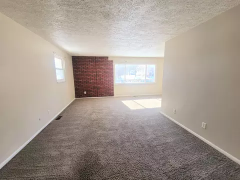 Living - 530 Catherine St, Springfield, OH 45505 photo 1 of 4